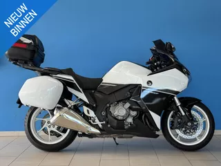 Honda VFR 1200 F DCT ABS | Lees de Tekst! | TomTom | Top Koffer | Zijkoffers | Originele uitlaat | Onderhoudshistorie beschikbaar | ( Showroom Vianen - Tel: 06-19079548 )