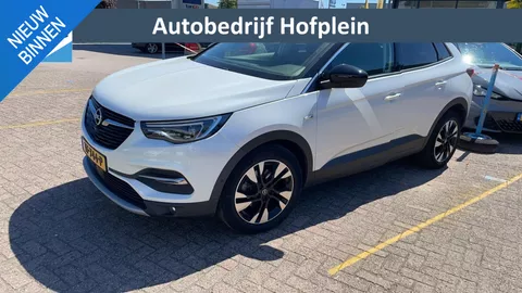 Opel Grandland X 1.2 Turbo Automaat Ultimate | Camera |  | Climate Control | Glazen panorama dak met elektrisch bedienbare zonwering | Apple Carplay/Android Auto | Sportstoelen | 18 Lichtmetalen Velgen | Afwijkende dakkleur | Trekhaak